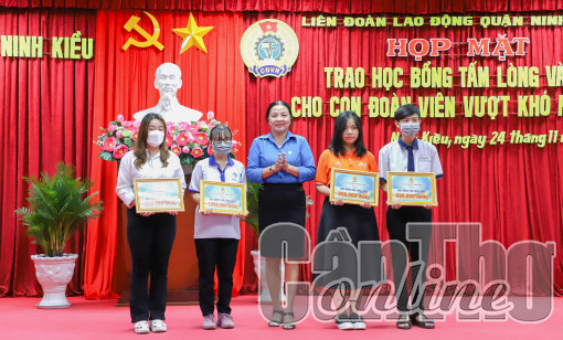 Tặng 148 suất học bổng Tấm lòng vàng cho con đoàn viên vượt khó học giỏi