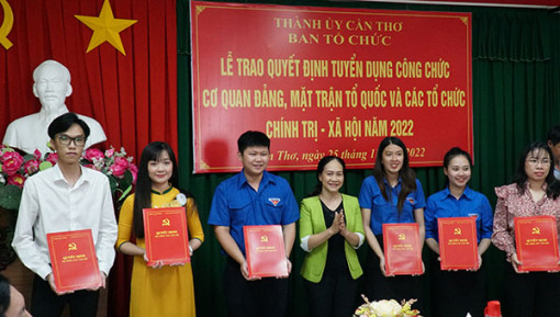 Trao 12 quyết định tuyển dụng công chức cơ quan Đảng, MTTQ và các tổ chức chính trị - xã hội