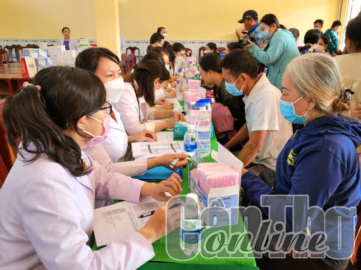 Khám bệnh da liễu và cấp thuốc miễn phí cho 200 người dân xã Trường Thành