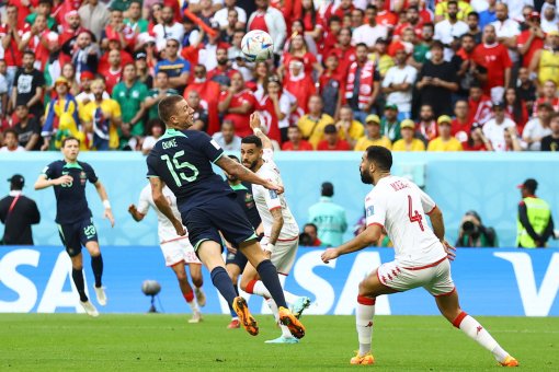 Thắng Tunisia 1-0, tuyển Australia sống lại cơ hội đi tiếp