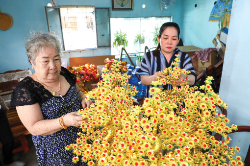 Nghề kết cành vàng lá ngọc vào vụ Tết