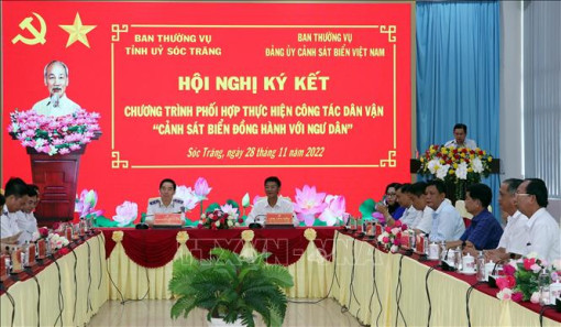 Cảnh sát biển đồng hành với ngư dân tỉnh Sóc Trăng