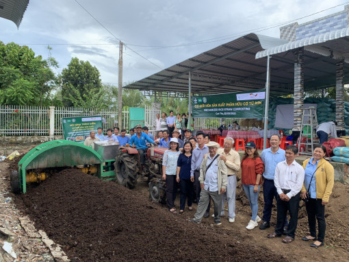 Hỗ trợ nông dân sử dụng rơm rạ làm phân bón hữu cơ