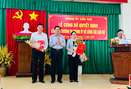Ban Thường vụ Thành ủy Cần Thơ trao quyết định về công tác cán bộ