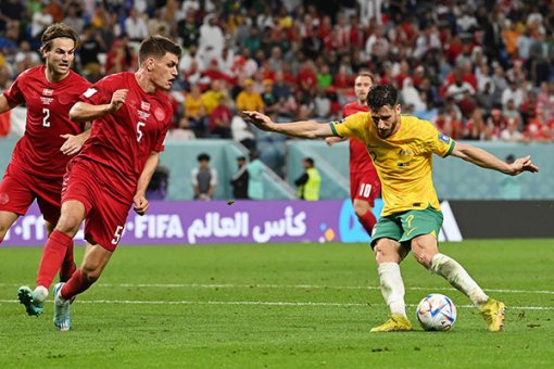 Leckie lập công đưa “Chuột túi” qua vòng bảng sau 16 năm chờ đợi