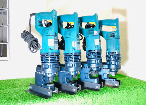 Máy đột lỗ cầm tay chạy điện nên mua dòng nào tốt?