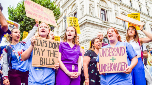 Anh xem xét sửa đổi quy định về lương hưu để giữ chân nhân viên y tế