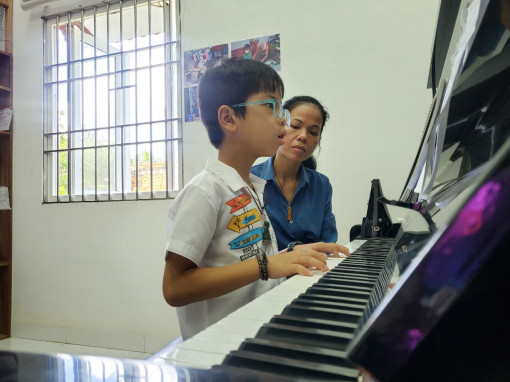 Cậu bé 8 tuổi học lớp 5