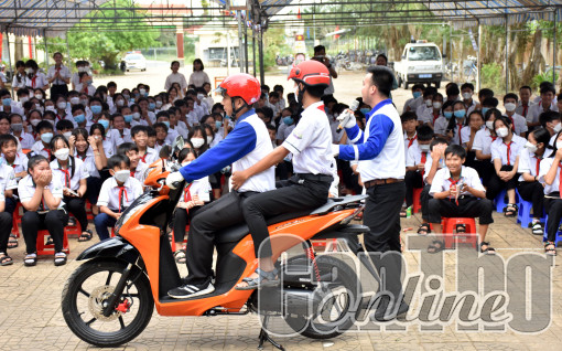 Tuyên truyền an toàn giao thông cho học sinh