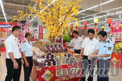 Hàng hóa phục vụ Tết dồi dào, giá ổn định