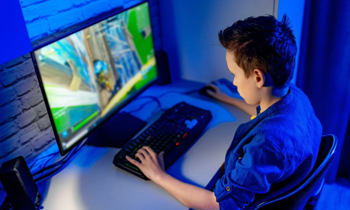 Cẩn trọng việc trẻ chơi điện tử và xem nội dung YouTube quá nhiều
