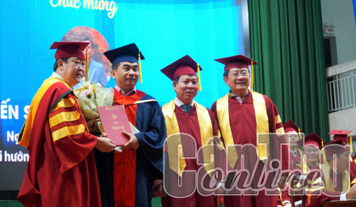 Trường Đại học Cần Thơ trao bằng tiến sĩ, thạc sĩ cho 525 tân khoa