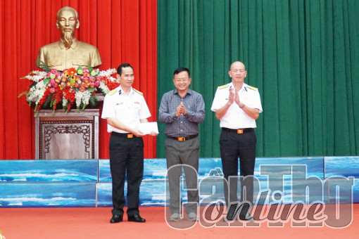 Đoàn đại biểu các tỉnh, thành phía Nam chúc Tết cán bộ, chiến sĩ Vùng 5 Hải quân