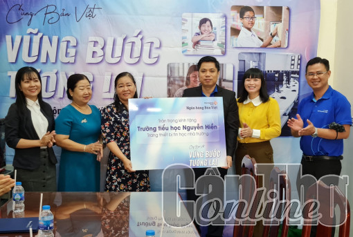Thực hiện Chương trình “Cùng Bản Việt vững bước tương lai”