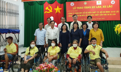 Trao tặng xe lăn, xe lắc cho người khuyết tật