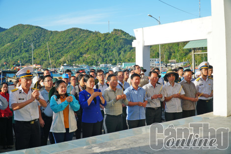 Đoàn đại biểu các tỉnh, thành phía Nam viếng Bia tưởng niệm các nạn nhân bão số 5