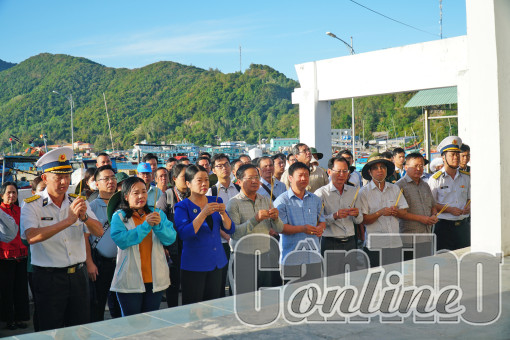 Đoàn đại biểu các tỉnh, thành phía Nam viếng Bia tưởng niệm các nạn nhân bão số 5