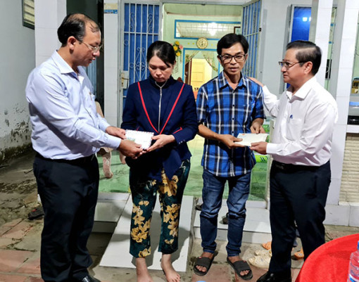 Đồng chí Trần Việt Trường thăm hỏi, động viên, hỗ trợ gia đình có người bị thiệt mạng do hỏa hoạn