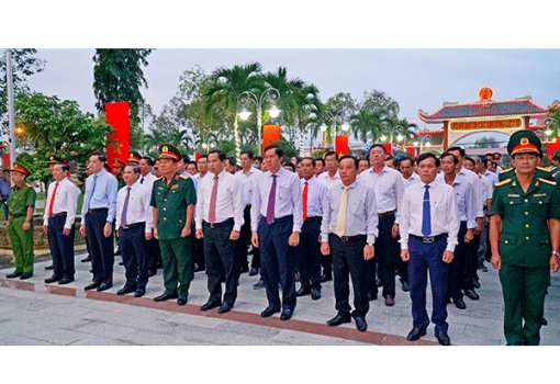 Lãnh đạo Quân khu 9 và thành phố viếng Nghĩa trang Liệt sĩ