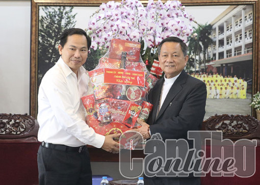 Lãnh đạo TP Cần Thơ thăm và chúc mừng Giáng sinh tại Tòa Giám mục Long Xuyên