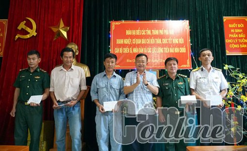 Mang quà Tết đến với quân dân Hòn Chuối