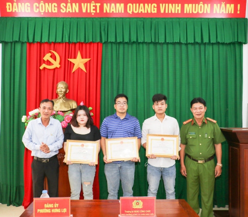 Khen thưởng người dân bắt cướp