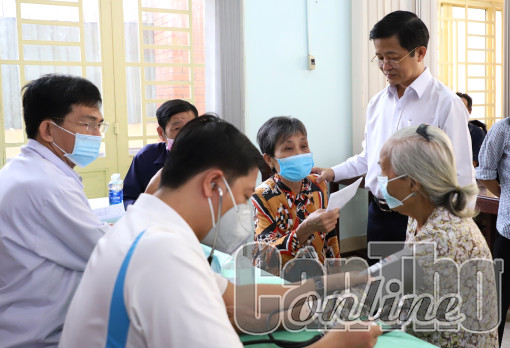 Tặng quà và khám bệnh, cấp thuốc miễn phí