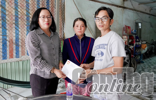 Lãnh đạo Mặt trận thành phố thăm hỏi, hỗ trợ gia đình có người bị thiệt mạng do hỏa hoạn