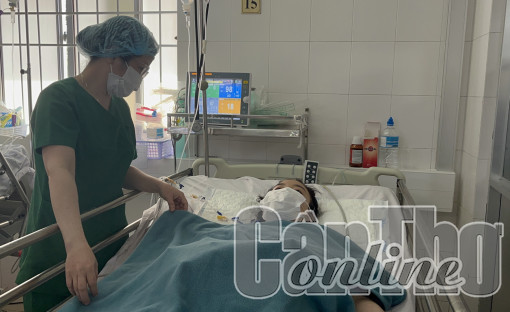 Huy động nhiều bác sĩ chuyên khoa cứu sống bệnh nhân bị tai nạn giao thông nguy kịch