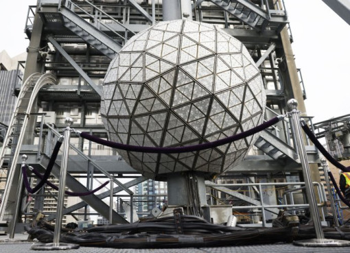 Quả cầu ánh sáng được gắn "Món quà yêu thương" chuẩn bị đón Giao thừa