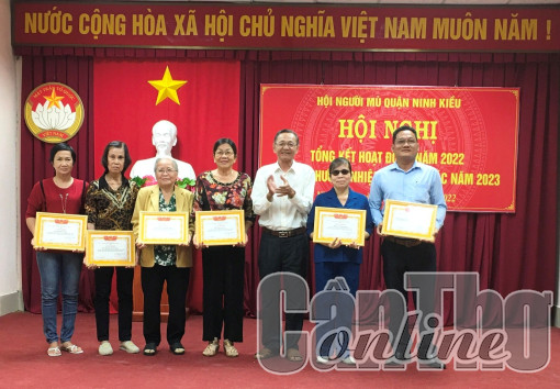 Chăm lo đời sống hội viên người mù