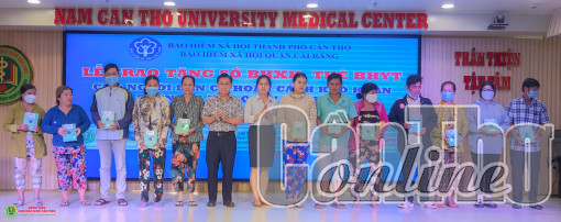 Cái Răng: Tặng thẻ bảo hiểm y tế, sổ bảo hiểm xã hội cho người dân có hoàn cảnh khó khăn