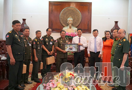 Ðoàn Quân đội Hoàng gia Campuchia chúc Tết TP Cần Thơ