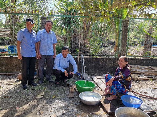 Mở rộng đường ống cấp nước sạch phục vụ người dân ở rạch Rau Mui