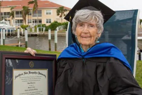 Cụ bà 89 tuổi nhận bằng thạc sĩ