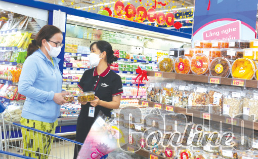 Chọn bánh kẹo, mứt cho ngày Tết