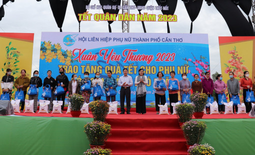 Tổ chức thi gói bánh và tặng quà người dân ở quận Thốt Nốt