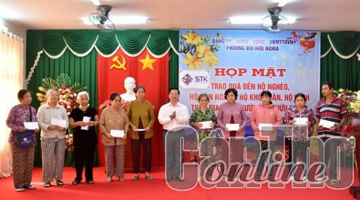 Lãnh đạo thành phố tặng quà cho các gia đình chính sách, hộ nghèo, người có hoàn cảnh khó khăn