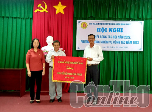 Hội NNCÐDC/dioxin quận Bình Thủy vinh dự nhận Cờ thi đua đơn vị dẫn đầu năm 2022