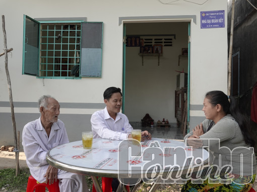 Tận tụy phục vụ nhân dân