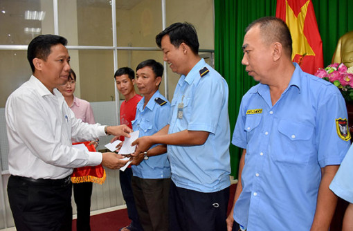 Tặng quà Tết cho người lao động có hoàn cảnh khó khăn ở quận Bình Thủy