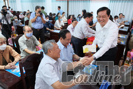 Tặng quà Tết gia đình chính sách tiêu biểu ở quận Ninh Kiều