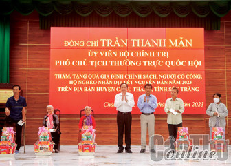Ủy viên Bộ Chính trị, Phó Chủ tịch Thường trực Quốc hội Trần Thanh Mẫn thăm, tặng quà tại tỉnh Sóc Trăng