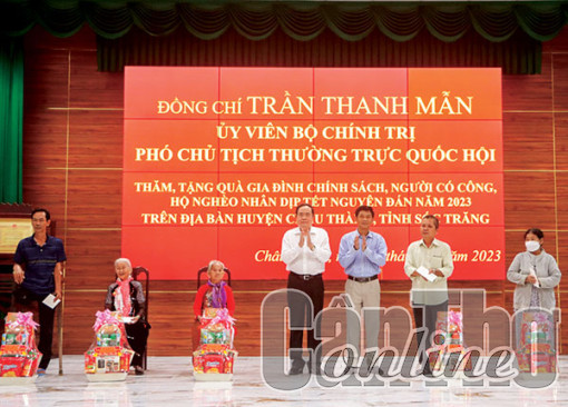 Ủy viên Bộ Chính trị, Phó Chủ tịch Thường trực Quốc hội Trần Thanh Mẫn thăm, tặng quà tại tỉnh Sóc Trăng