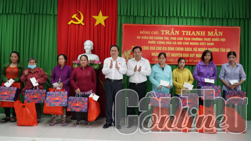 Đồng chí Trần Thanh Mẫn tặng quà, chúc Tết tại phường Tân An, quận Ninh Kiều