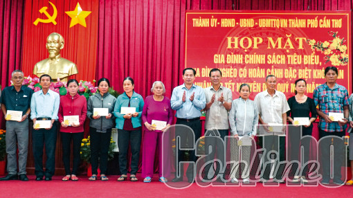 Lãnh đạo thành phố tặng quà gia đình chính sách, hộ đặc biệt khó khăn, chúc Tết các bệnh viện