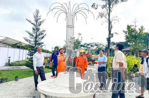 Kiểm tra an toàn điện tại công viên, đường hoa phục vụ Tết 2023