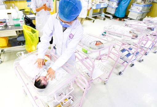 Trung Quốc ráo riết khuyến khích sinh con