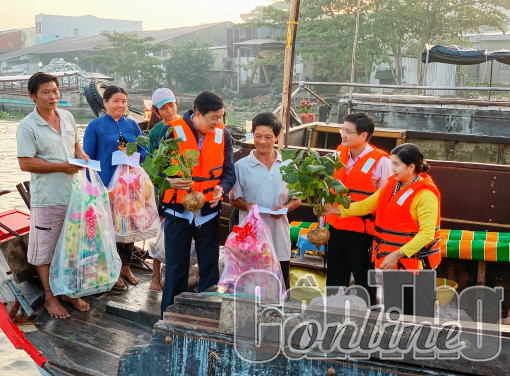 Trao 400 phần quà cho các tiểu thương trên chợ nổi Cái Răng