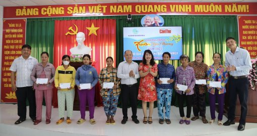 Báo Cần Thơ trao 22 phần quà cho phụ nữ dân tộc Khmer gặp khó khăn